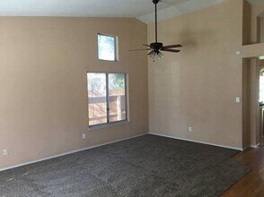 8720 WILLOW Spgs in Bakersfield, CA - Building Photo - Building Photo