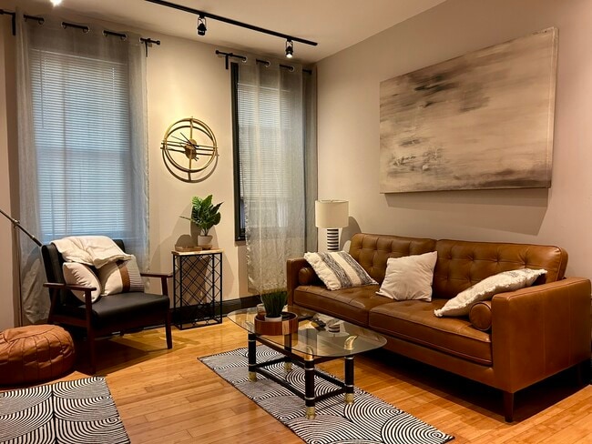 225 E King St, Unit 1