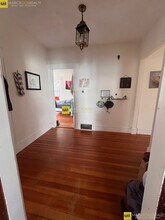 385 Pond Ave in Brookline, MA - Foto de edificio - Building Photo