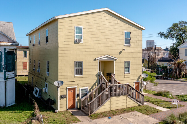 2702 Avenue K in Galveston, TX - Foto de edificio - Building Photo