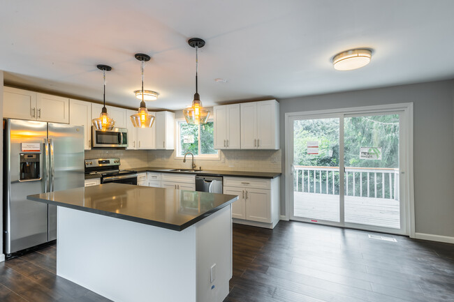 105 S 357th St in Federal Way, WA - Building Photo - Building Photo