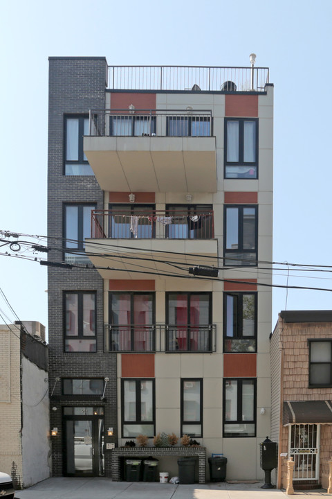 56 Frost St in Brooklyn, NY - Building Photo