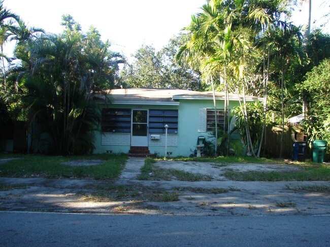 4241 SW 16th St in Miami, FL - Building Photo - Building Photo