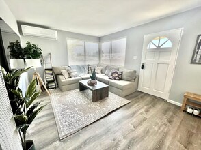 2325 Comstock St in San Diego, CA - Building Photo - Building Photo