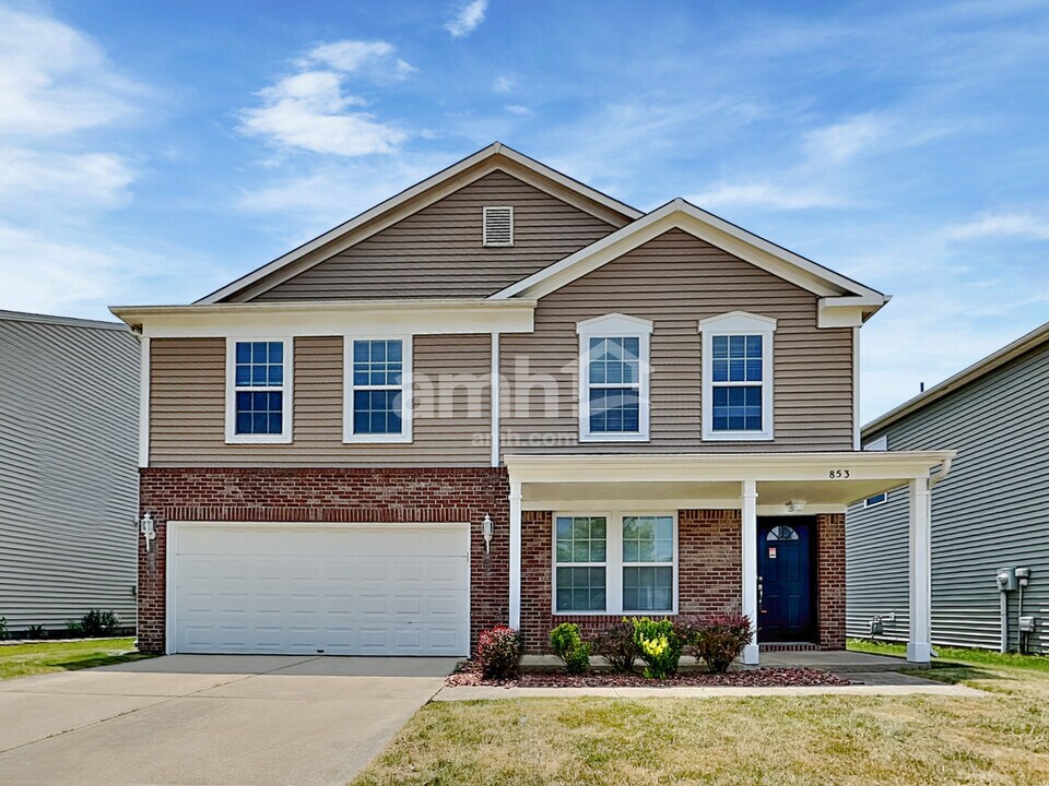 853 Colonial Way in Franklin, IN - Building Photo