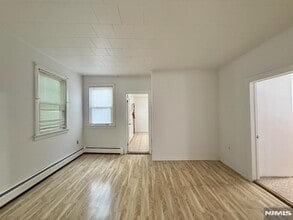 215 William St, Unit 1 in Harrison, NJ - Foto de edificio - Building Photo