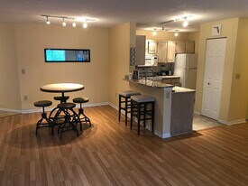 1001 Normandy Trace Rd in Tampa, FL - Building Photo