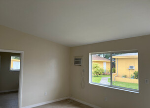 2721 NW 28th St in Miami, FL - Building Photo - Building Photo