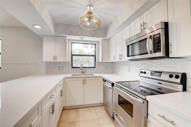 520 Orton Ave, Unit 201 in Fort Lauderdale, FL - Building Photo - Building Photo