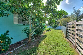 3605 Iroquois Ave, Unit Main House in Sarasota, FL - Building Photo - Building Photo