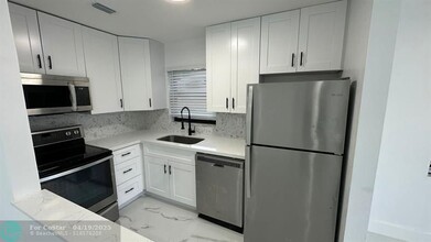 1470 NW 22nd Ct in Fort Lauderdale, FL - Foto de edificio - Building Photo