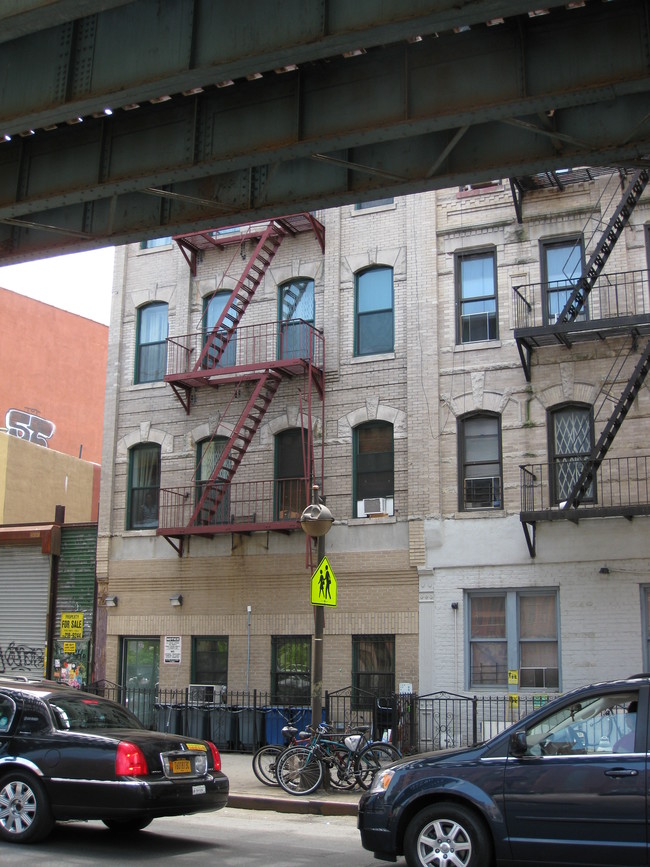 670 Broadway in Brooklyn, NY - Building Photo - Building Photo