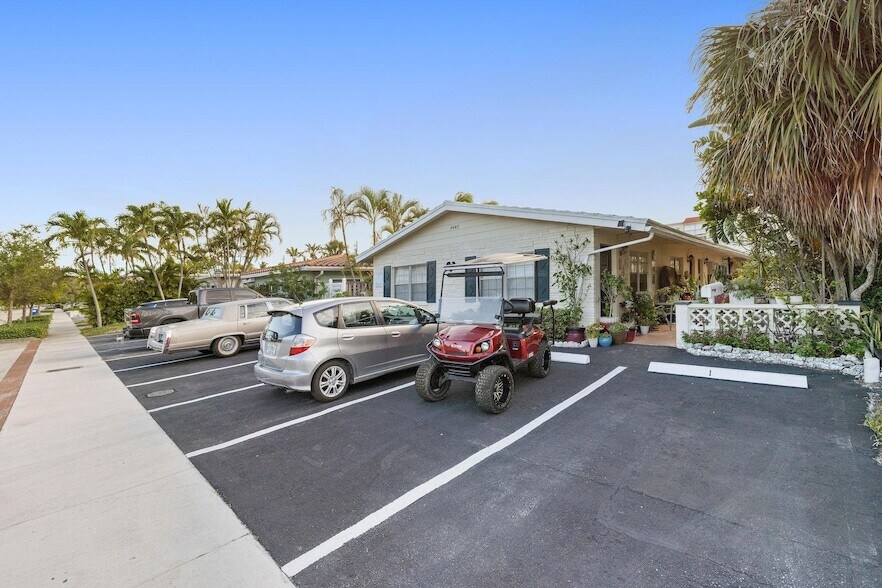 4649 Bougainvilla Dr in Lauderdale-by-the-Sea, FL - Building Photo
