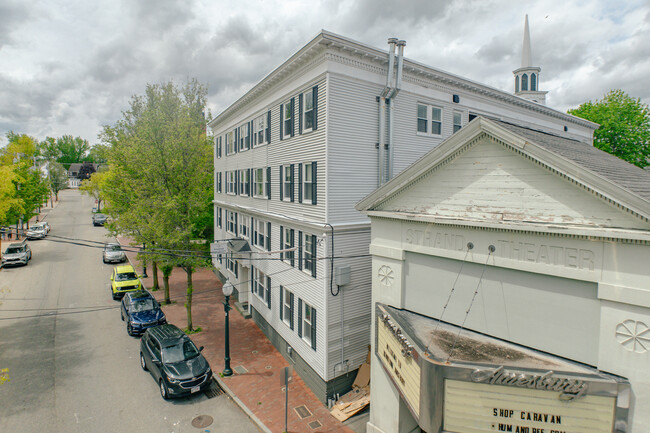 125 Main St in Amesbury, MA - Foto de edificio - Building Photo