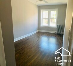 4664 N Spaulding Ave, Unit 2M in Chicago, IL - Foto de edificio - Building Photo