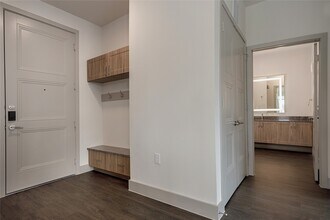 8900 Six Pines Dr in Shenandoah, TX - Foto de edificio - Building Photo