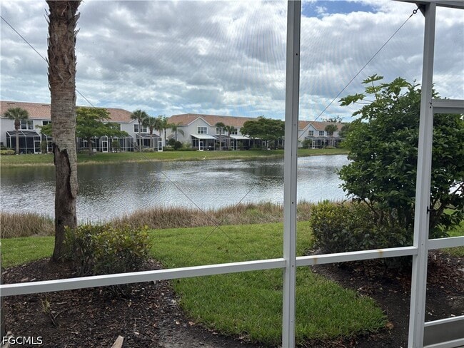 8271 Village Edge Cir in Ft. Myers, FL - Building Photo - Building Photo