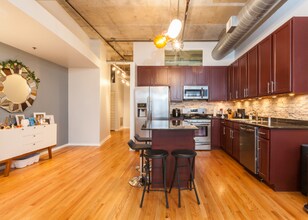 933 W Van Buren St, Unit 812 in Chicago, IL - Building Photo - Building Photo