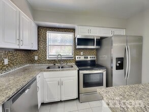 16128 Foxfire Dr, Unit #3 in Tampa, FL - Building Photo - Building Photo