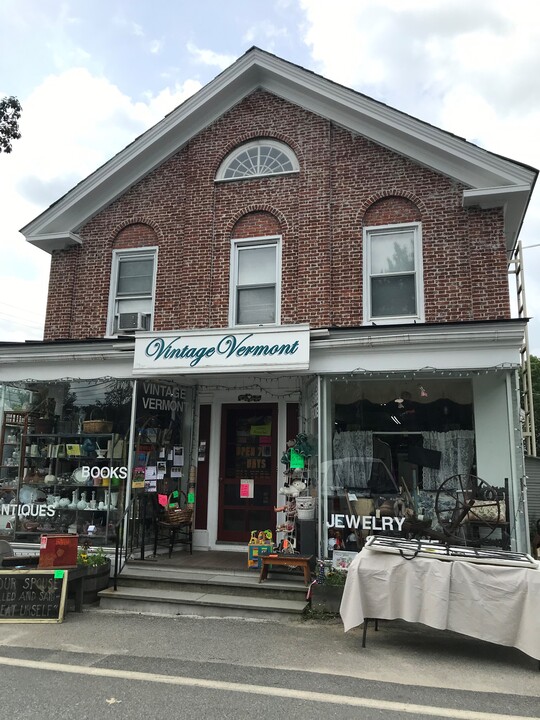 34 School St in Chester, VT - Building Photo