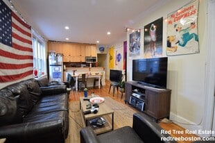 79 Thatcher St, Unit 301 in Brookline, MA - Building Photo