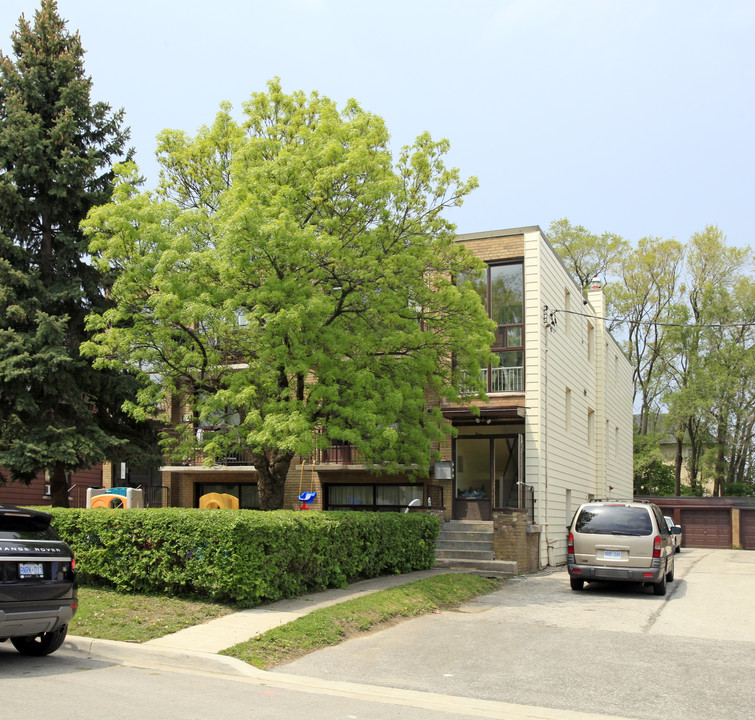 22-24 Meadowbrook Rd in Toronto, ON - Building Photo