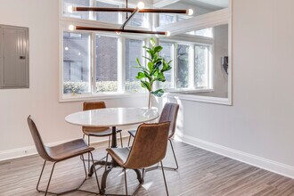 The Apartments at The Sycamores in Reston, VA - Foto de edificio - Interior Photo