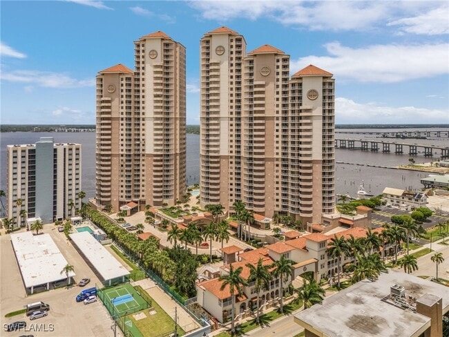 2090 W First St in Ft. Myers, FL - Building Photo - Building Photo