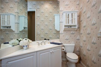 476 1st Ave N in Naples, FL - Foto de edificio - Building Photo