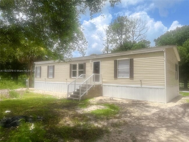 property at 720 N Riverside St