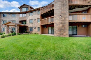 Hemlock Pines in Maple Grove, MN - Building Photo