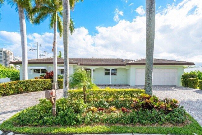 1241 Emerald Dr in Riviera Beach, FL - Building Photo - Building Photo