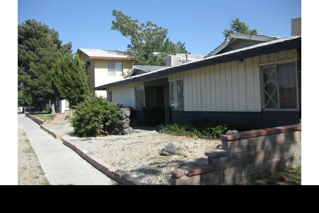 342 E Lancaster Blvd in Lancaster, CA - Building Photo