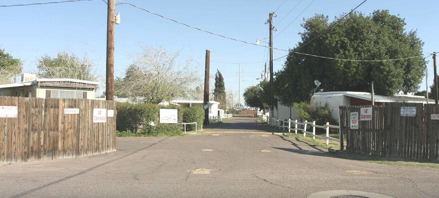 Michigan RV & Mobile Home Park in Phoenix, AZ - Building Photo