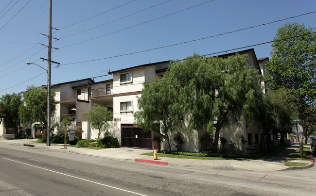 15903 Prairie Ave in Lawndale, CA - Foto de edificio - Building Photo