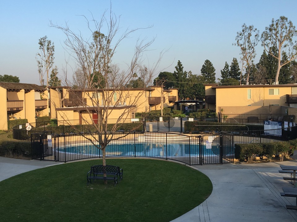 105 Monterey Pines Apartments in Tustin, CA - Building Photo