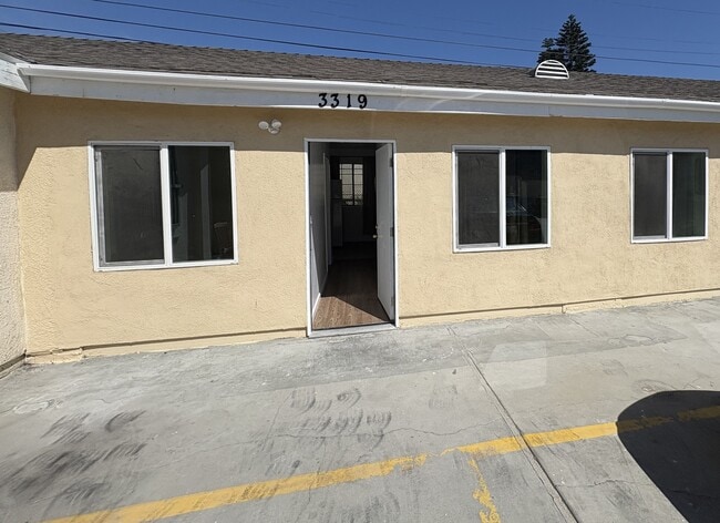 3321 W 63rd St, Unit 3321 in Los Angeles, CA - Foto de edificio - Building Photo