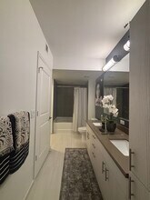 2051 NE 167th St, Unit A2 in North Miami Beach, FL - Building Photo - Building Photo