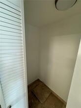 200 SE 15th Rd, Unit 1 in Miami, FL - Building Photo - Building Photo