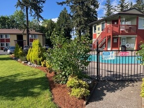 Beverly Grove Apartments in Portland, OR - Building Photo - Building Photo
