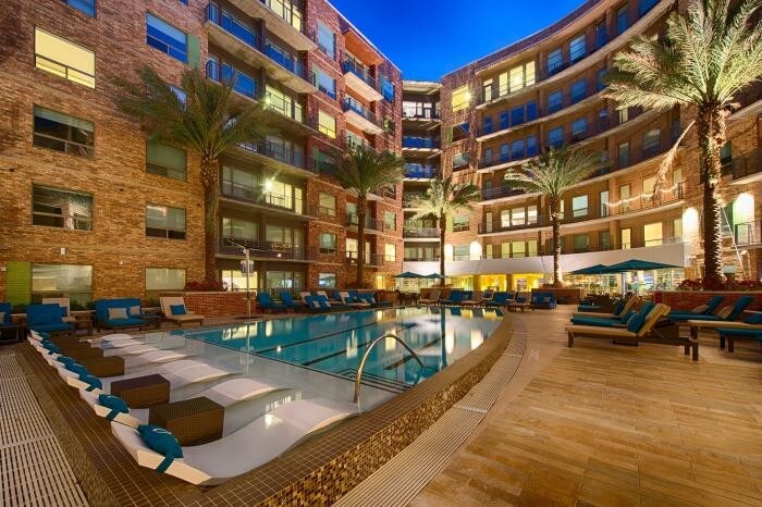 1880 White Oak Dr in Houston, TX - Building Photo