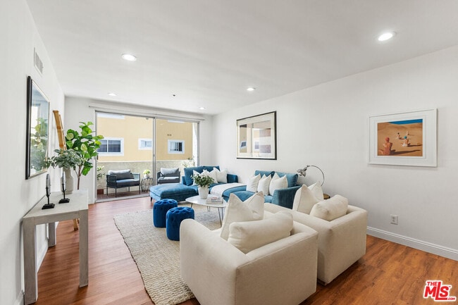 125 Montana Ave in Santa Monica, CA - Building Photo - Building Photo