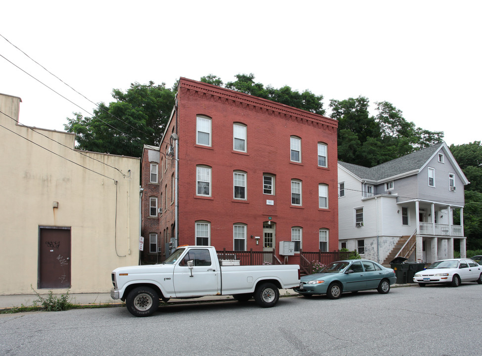 33 Cottage St in New London, CT - Building Photo