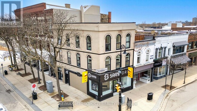 157 Lochiel St
