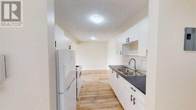 10222-105 105 Ave in Grande Prairie, AB - Building Photo - Building Photo