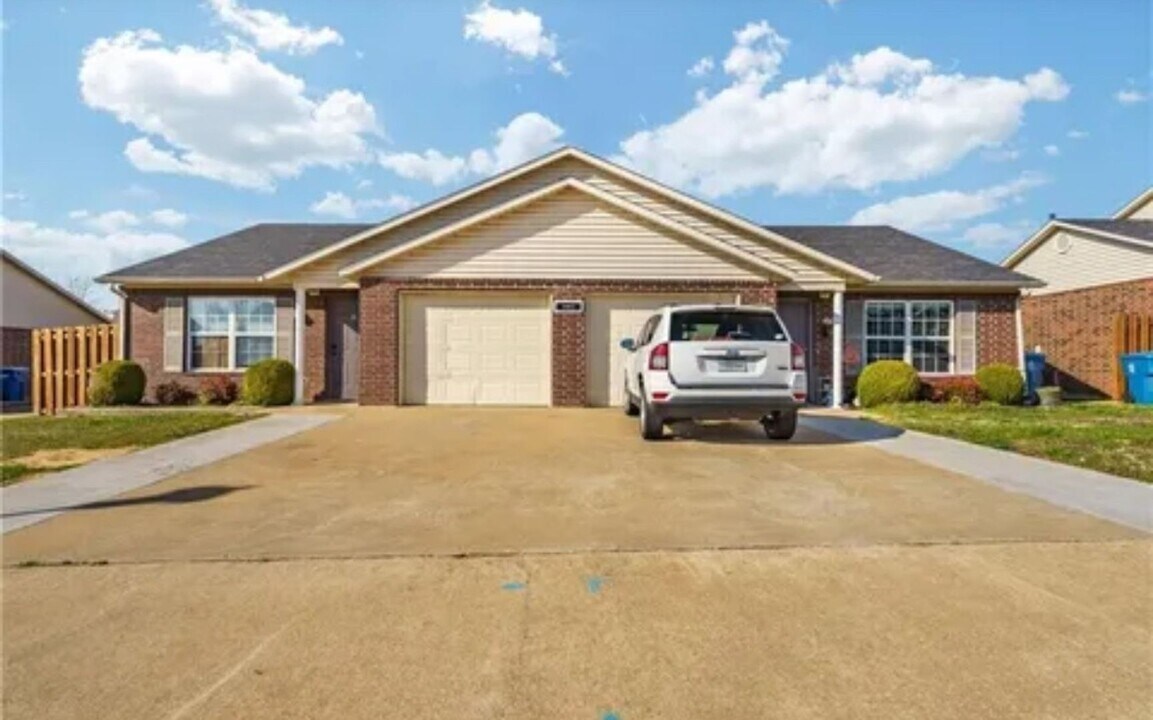 3304 SW Landau Ct in Bentonville, AR - Building Photo