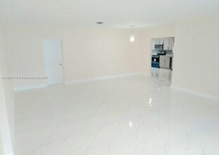 900 NE 154th St in Miami, FL - Building Photo - Building Photo