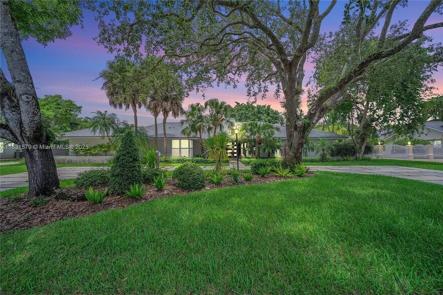 9121 SW 102nd St in Miami, FL - Building Photo