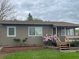 9702 SE Clinton St in Portland, OR - Building Photo