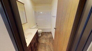 1727 N Grandview Ln in Bismarck, ND - Building Photo - Building Photo